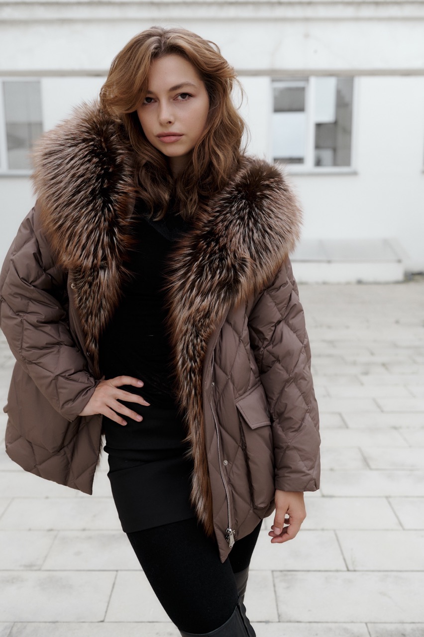 фото Пуховик с капюшоном из чернобурки 00-00002411 в Красноярске от магазина Style-Way
