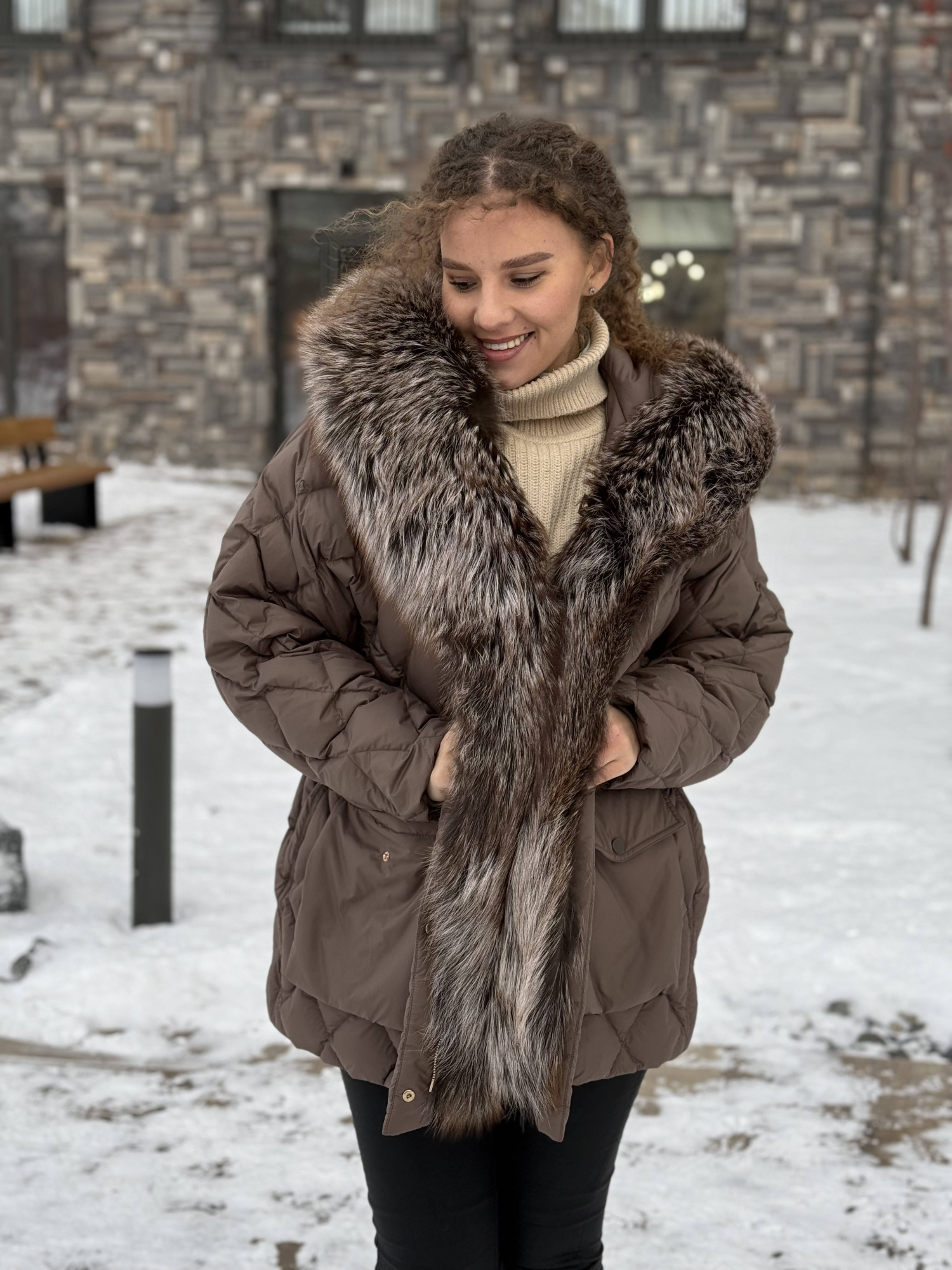 фото Пуховик с капюшоном из чернобурки 00-00002157 в Красноярске от магазина Style-Way фото Пуховик с капюшоном из чернобурки 00-00002157 в Красноярске от магазина Style-Way
